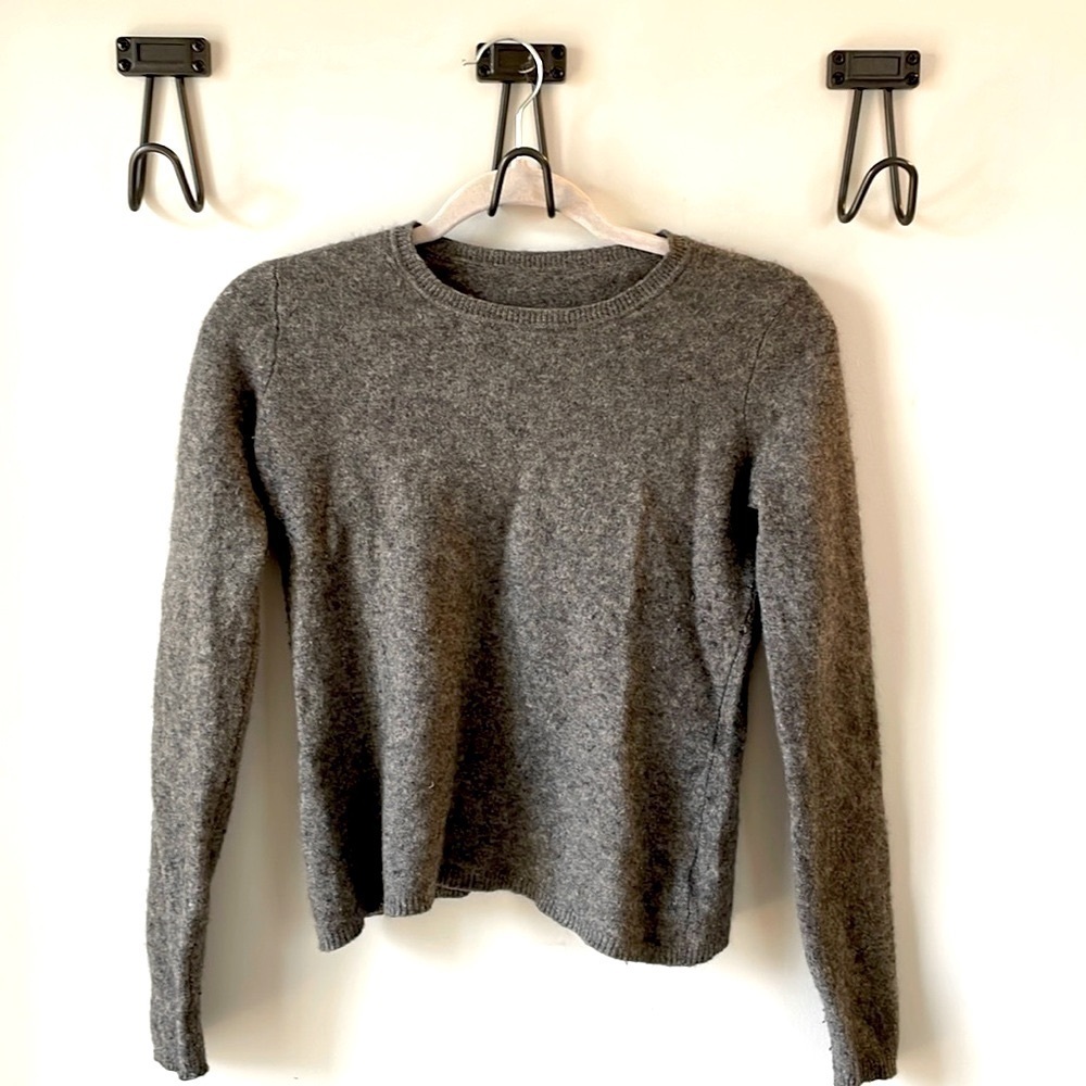 100% Cashmere sweater, unbranded women’s small gray crewneck sweater soft warm